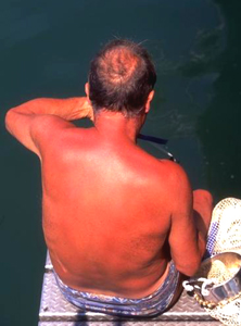 hombre con el torso desnudo pescando